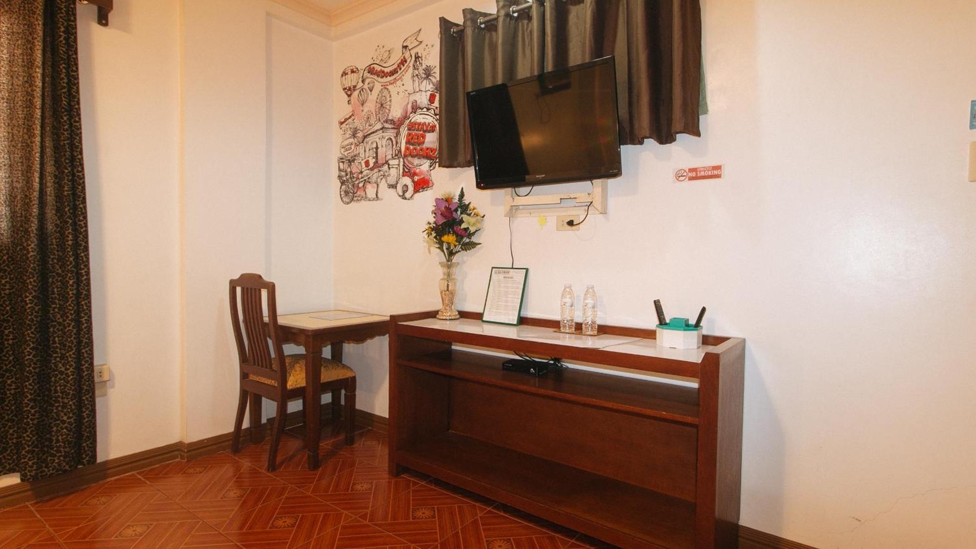 Reddoorz At La Casa Guesthouse Former Reddoorz At Tamarind Street Angeles City Exterior photo