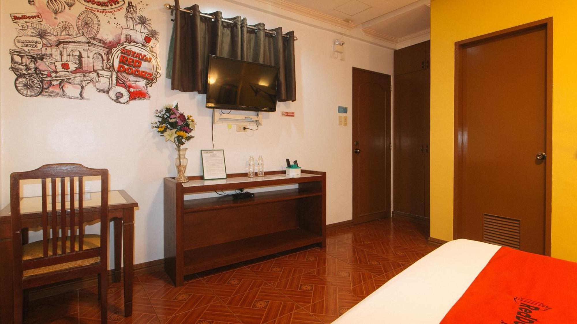 Reddoorz At La Casa Guesthouse Former Reddoorz At Tamarind Street Angeles City Exterior photo