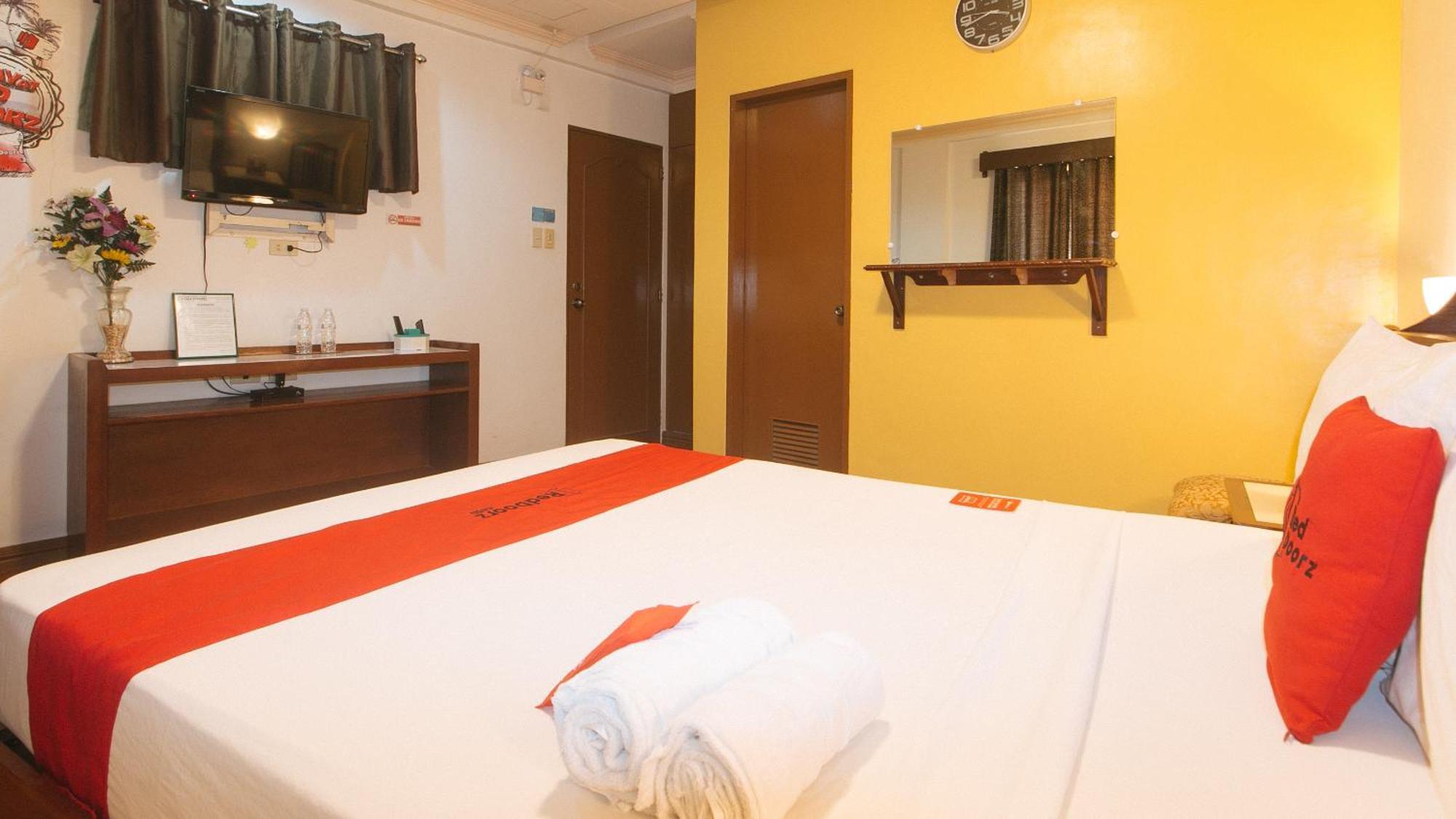 Reddoorz At La Casa Guesthouse Former Reddoorz At Tamarind Street Angeles City Exterior photo